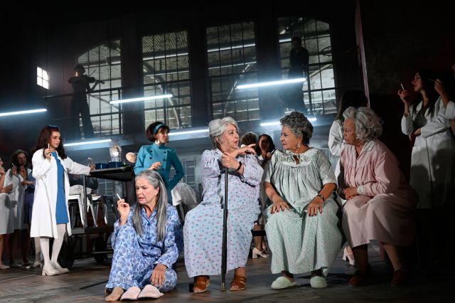 vlnr. Çiğdem Teke, Flavia Lefèvre, Eva Maria Keller, Sema Poyraz, Semra Uysallar, Ursula Werner in  DAS ROTE HAUS